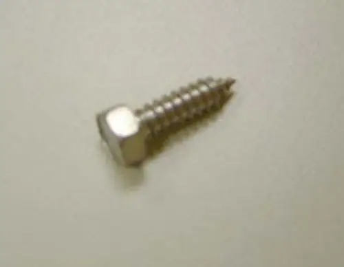 Edelstahl Blechschraube mit sechskantigem Kopf, liegend auf einer hellen Oberfläche. Verwendbar für Remeha Geräte, jedoch keine spezifischen Maße oder Bezeichnungen sichtbar.